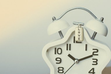 Güneş ışığı ile arka plan üzerinde beyaz modern saatin kapandı