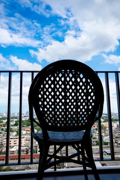 La silhouette de la chaise au balcon avec ciel bleu en arrière-plan — Photo