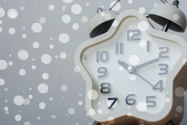 Fermeture de l'horloge blanche moderne sur fond avec bokeh — Photo