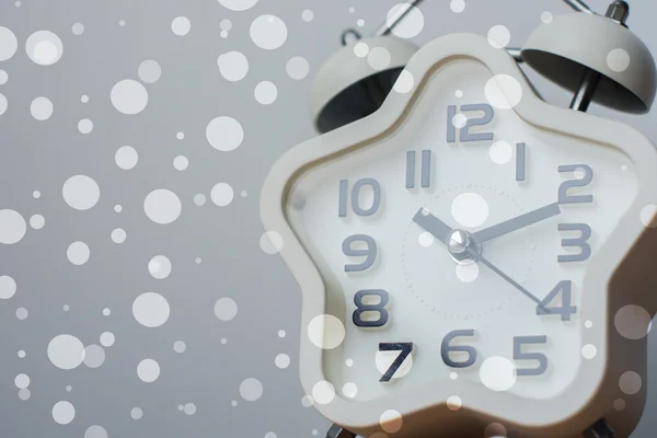 Cerrado de reloj blanco moderno en el fondo con bokeh —  Fotos de Stock