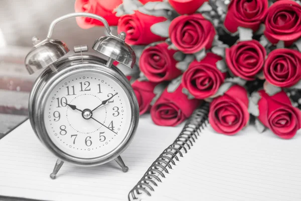 Годинник тривоги і червоні троянди в саду, цифровий ефект абстрактний для тла — стокове фото
