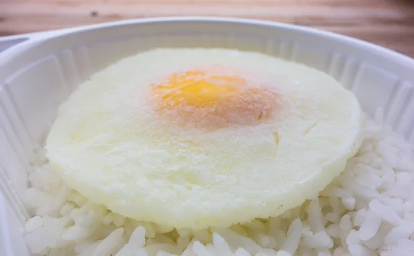 Congelamento de arroz e ovo frito comida de conveniência — Fotografia de Stock