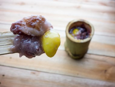 Bambu eklemlerinde kızartılmış glutinous pilavı.