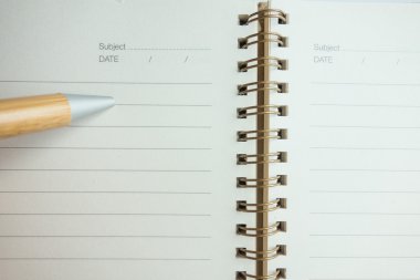 Defter ile ahşap kalem