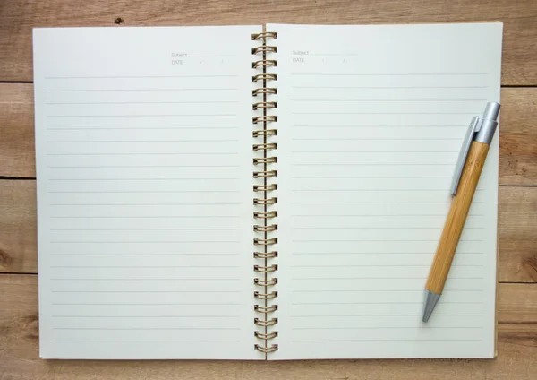 Caderno com caneta de madeira — Fotografia de Stock