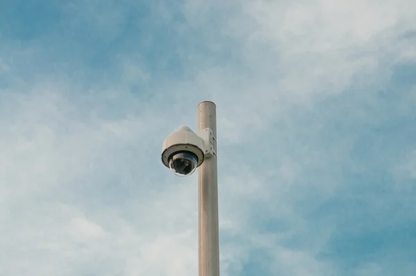 Камера видеонаблюдения с голубым небом — стоковое фото