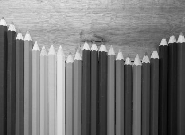 Ahşap zemin üzerinde siyah ve beyaz kalem