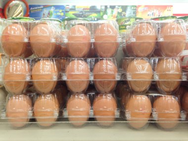 7-Eleven raf, Bangkok, vasıl plastik tepsi kapsadığı yumurta 11-Kasım-2015