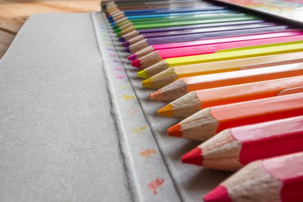 Lápiz de color en la caja de papel —  Fotos de Stock