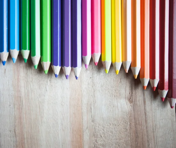 Цветной карандаш на бумажной коробке — стоковое фото