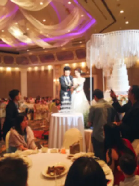 Borrão noiva asiática e noivo na celebração do casamento na grande sala de baile — Fotografia de Stock