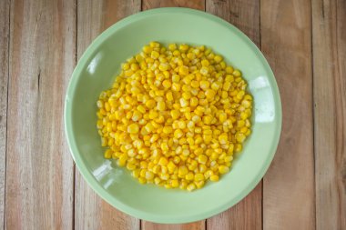 Ahşap masanın üstüne koy kase mısır