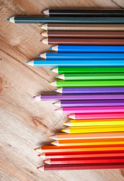 Χρωματιστό μολύβι στο ξύλινο πάτωμα — Φωτογραφία Αρχείου