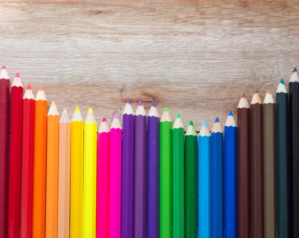 Χρωματιστό μολύβι στο ξύλινο πάτωμα — Φωτογραφία Αρχείου