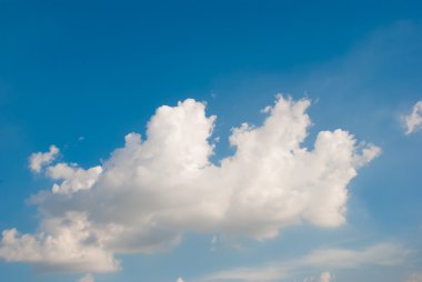 Beyaz coulds ile mavi gökyüzü