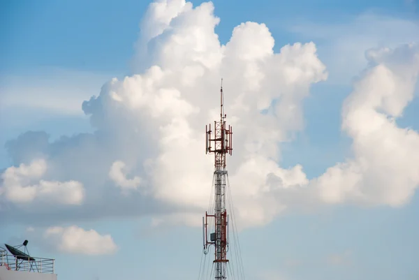 Telefone celular post e satélite com céu azul no fundo — Fotografia de Stock