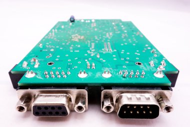 Seri bağlantı noktası ve beyaz arka plan ile yeşil Pcb devre