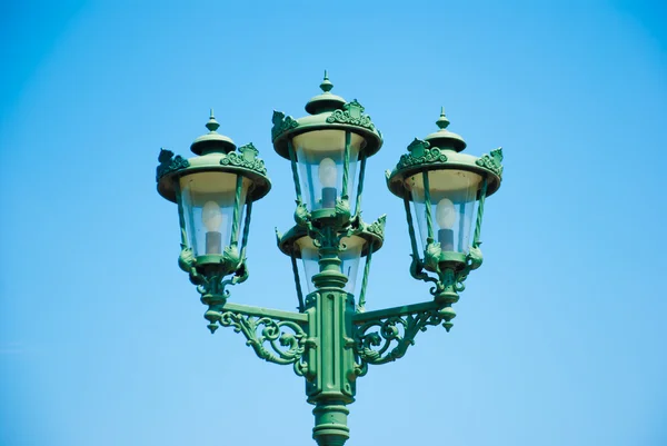 A lâmpada de rua com azul tímido no fundo — Fotografia de Stock