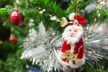 Santa oyuncak ve hediye kutusu ile Noel ağacı