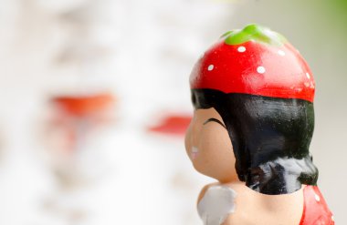 Arka planda renkli deniz kabukları cep ile sevimli bebek