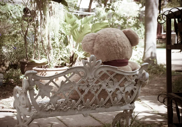 Concepto de pensamiento solo por muñeca oso sentarse en el asiento — Foto de Stock