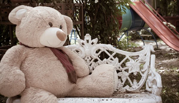 Sozinho pensamento conceito por urso boneca sentar no assento — Fotografia de Stock