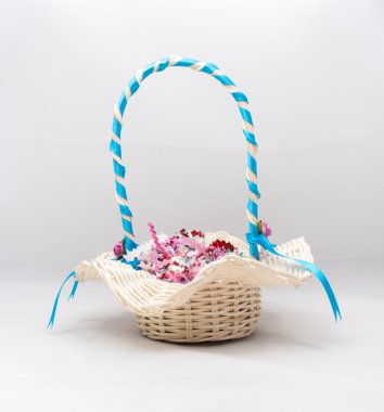 Beyaz arka plan ile sepet tarafından hediye