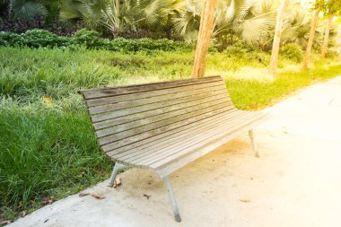 Parkta güneş ışığı ile eski sandalye