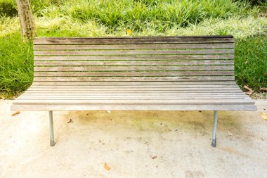 Parkta güneş ışığı ile eski sandalye