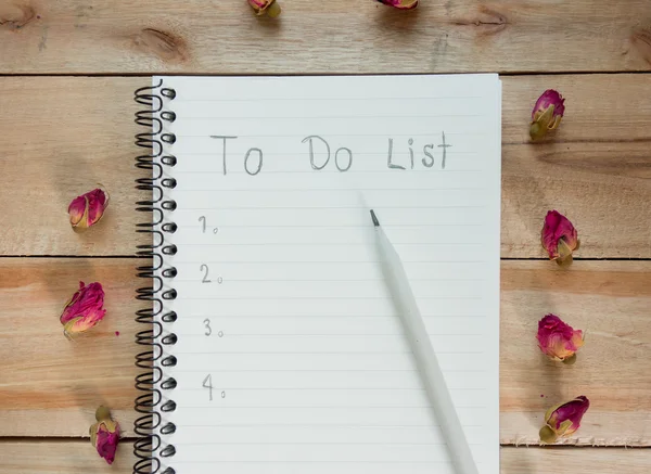 Para fazer lista notebook com rosa vermelha no chão de madeira, efeito digital estilo vintage — Fotografia de Stock