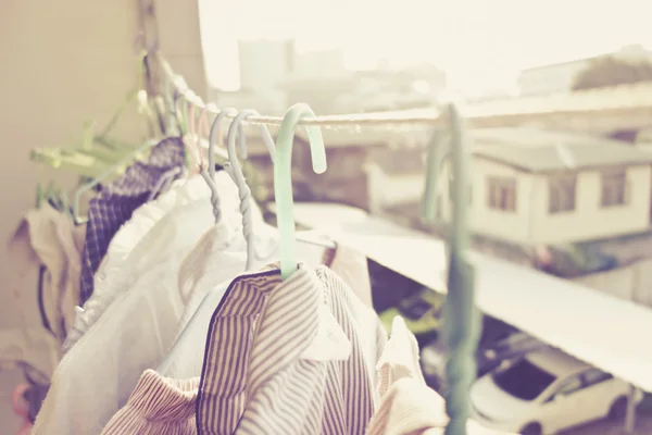 Le tissu suspendu avec la corde, effet numérique style coloré — Photo