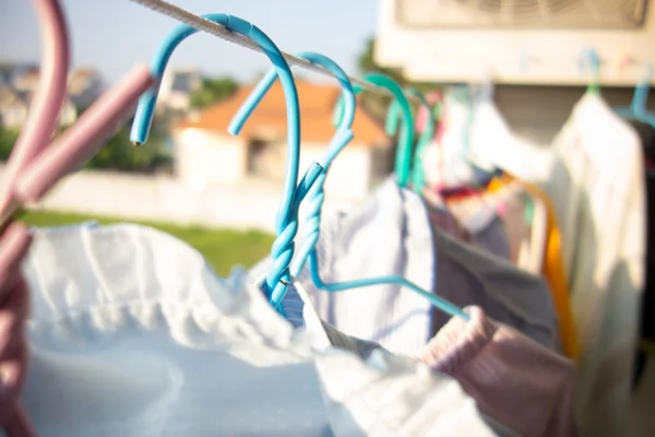 Le tissu suspendu avec la corde, effet numérique style coloré — Photo