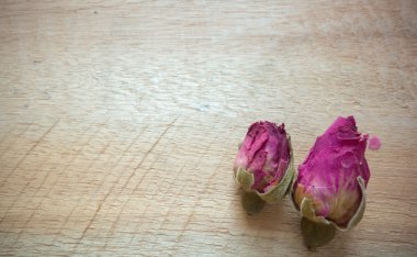 Seçili kopya alanı ahşap zemin üzerinde koymak gül odaklanmak