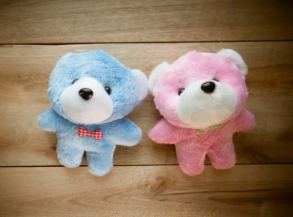 Le peluche bleu et rose sur le sol en bois , — Photo