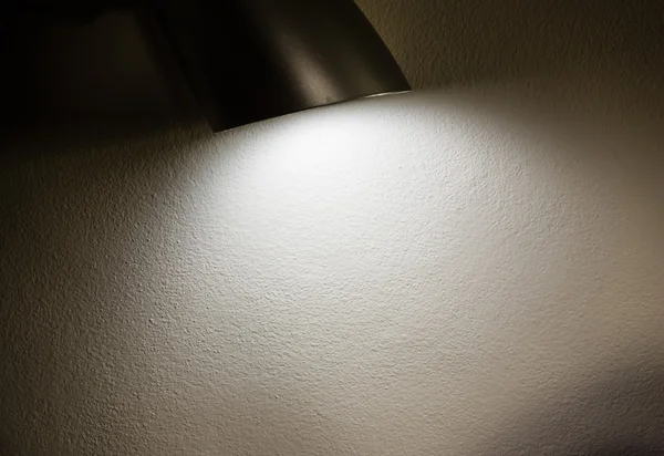 L'éclairage de la lampe sur le mur en béton, effet numérique style vintage — Photo