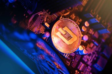 Bilgisayar anakart üzerindeki Dash Kripto para, kripto para madenciliği kavramı