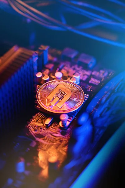 Dash pièce de monnaie crypto-monnaie sur une carte mère ordinateur PC, concept d'exploitation minière crypto-monnaie — Photo