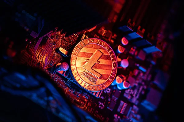 Litecoin moneda criptomoneda en una placa base de PC, concepto de minería criptomoneda — Foto de Stock