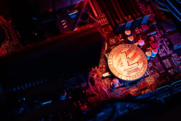 Litecoin moneda criptomoneda en una placa base de PC, concepto de minería criptomoneda — Foto de Stock