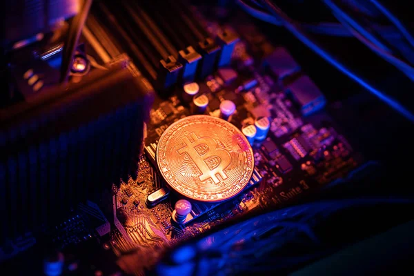 Bitcoin moneda criptomoneda en una placa base de PC, concepto de minería criptomoneda Imagen de stock