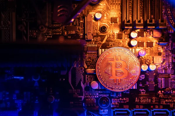 Bitcoin moneda criptomoneda en una placa base de PC, concepto de minería criptomoneda Imágenes de stock libres de derechos