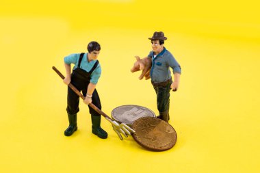 Makro madenci çiftçi figürleri bitcoin grubu üzerinde çalışıyor. Sanal kripto para birimi madencilik kavramı.