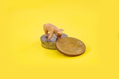 Makro çiftçi figürleri bitcoin madenciliği yapıyor. Sanal kripto para birimi madencilik kavramı.