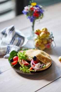 Sebzeli, salatalıklı, domatesli, kırmızı biberli, yaban mersinli pide. Kızarmış ohnny keki. Doğu mutfağı. Asya gözlemesi. Kırsal stil