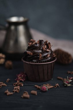 Siyah masada çikolata şekilli kremalı kek ya da kek..