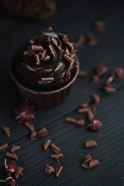 Siyah masada çikolatalı kremalı kek ya da kek. Düz üst görünüm.