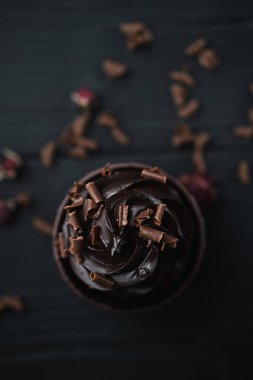 Siyah masada çikolatalı kremalı kek ya da kek. Düz üst görünüm.