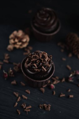 Siyah masada çikolatalı kremalı kek ya da kek. Düz üst görünüm.