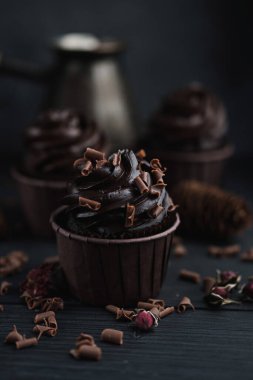 Siyah masada çikolatalı kremalı kek ya da kek. Düz üst görünüm.