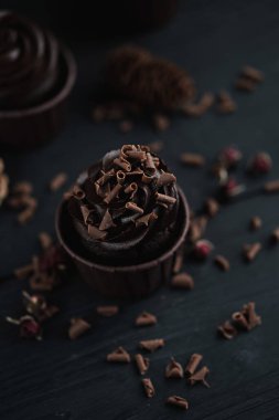 Siyah masada çikolatalı kremalı kek ya da kek. Düz üst görünüm.